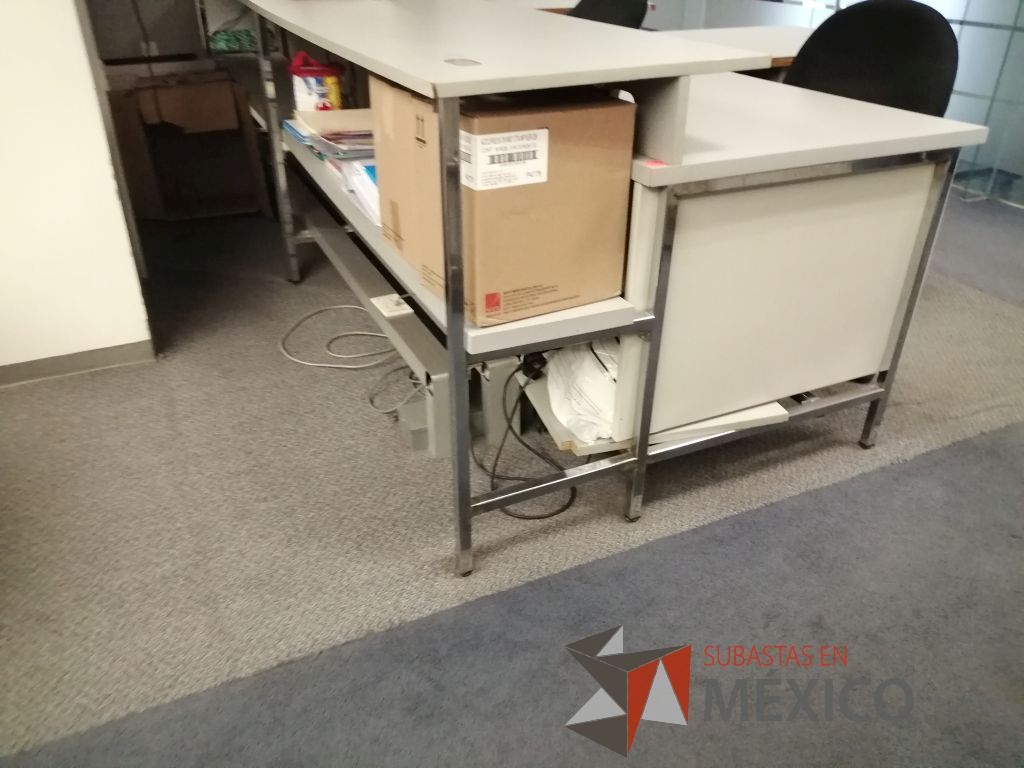 Lote 397 - Estación de trabajo para 4 personas conformado por 4 escritorios metálicos, 4 mesas laterales y 4 mesas de apoyo - Imagen 2