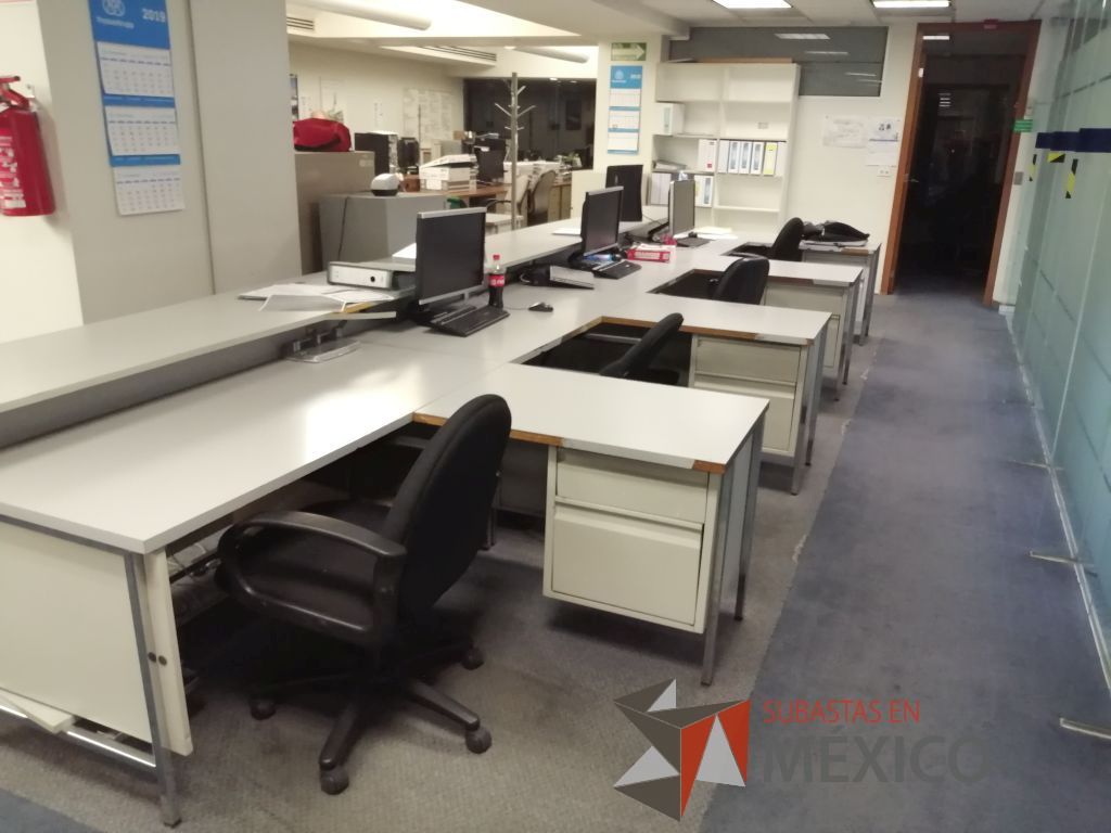 Lote 397 - Estación de trabajo para 4 personas conformado por 4 escritorios metálicos, 4 mesas laterales y 4 mesas de apoyo