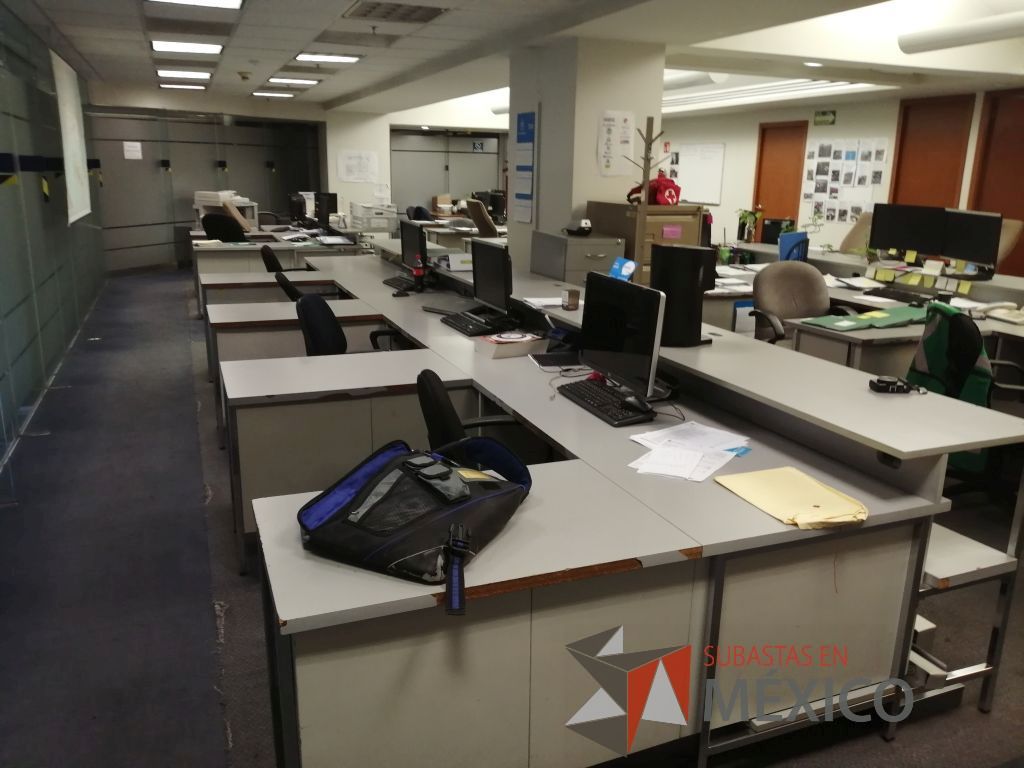 Lote 397 - Estación de trabajo para 4 personas conformado por 4 escritorios metálicos, 4 mesas laterales y 4 mesas de apoyo - Imagen 4