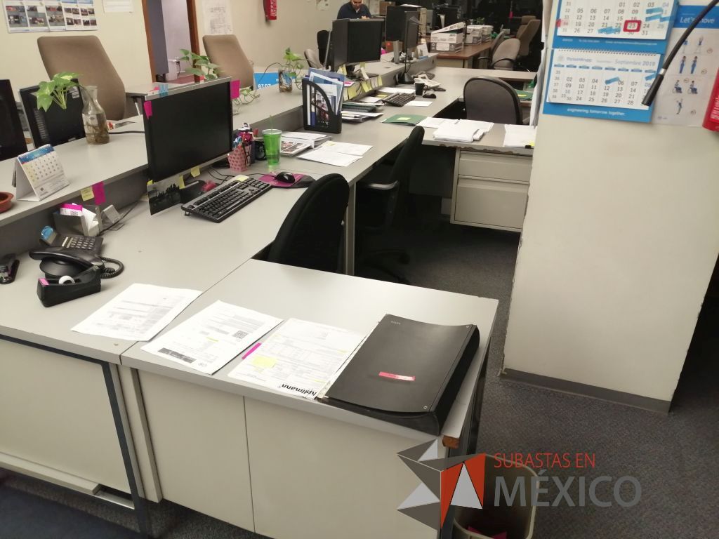 Lote 398 - Estación de trabajo para 8 personas conformado por 8 escritorios metálicos y 8 mesas laterales - Imagen 2