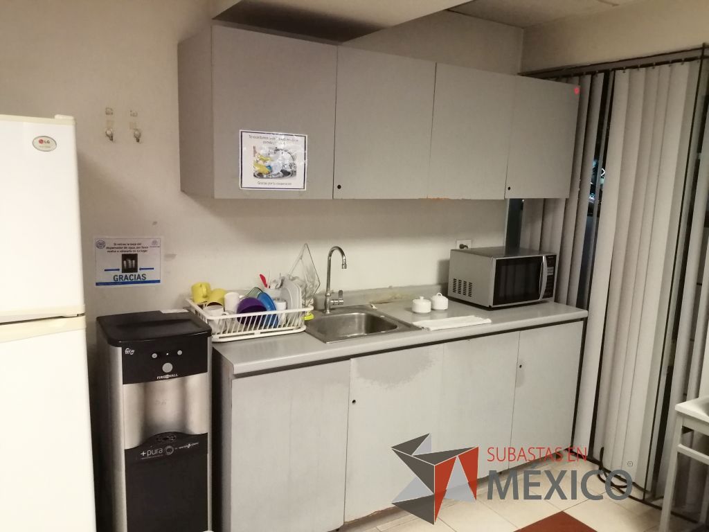 Lote 401 - Mueble para cocina con tarja de acero inoxidable con 4 puertas y gabinete superior de 4 puertas