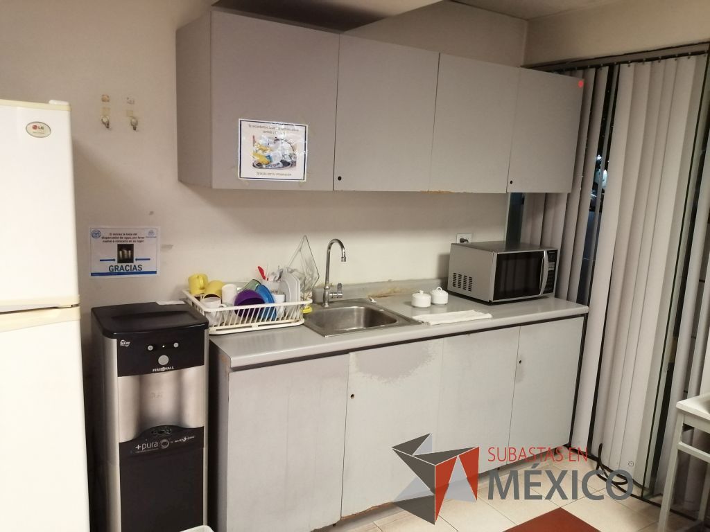 Lote 401 - Mueble para cocina con tarja de acero inoxidable con 4 puertas y gabinete superior de 4 puertas - Imagen 3
