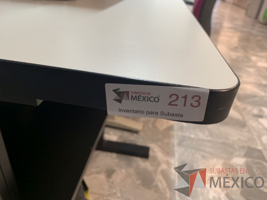 Lote 022 - Escritorio con base de metálica y mesa de apoyo con base de metálica - Imagen 2