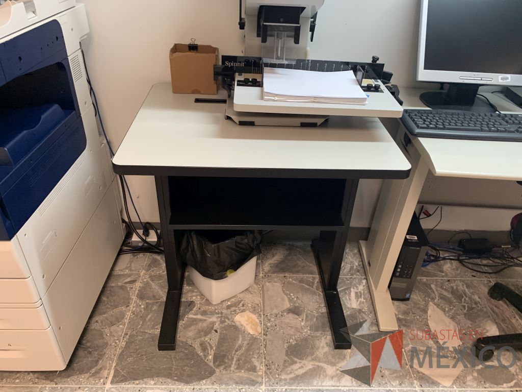Lote 022 - Escritorio con base de metálica y mesa de apoyo con base de metálica - Imagen 3