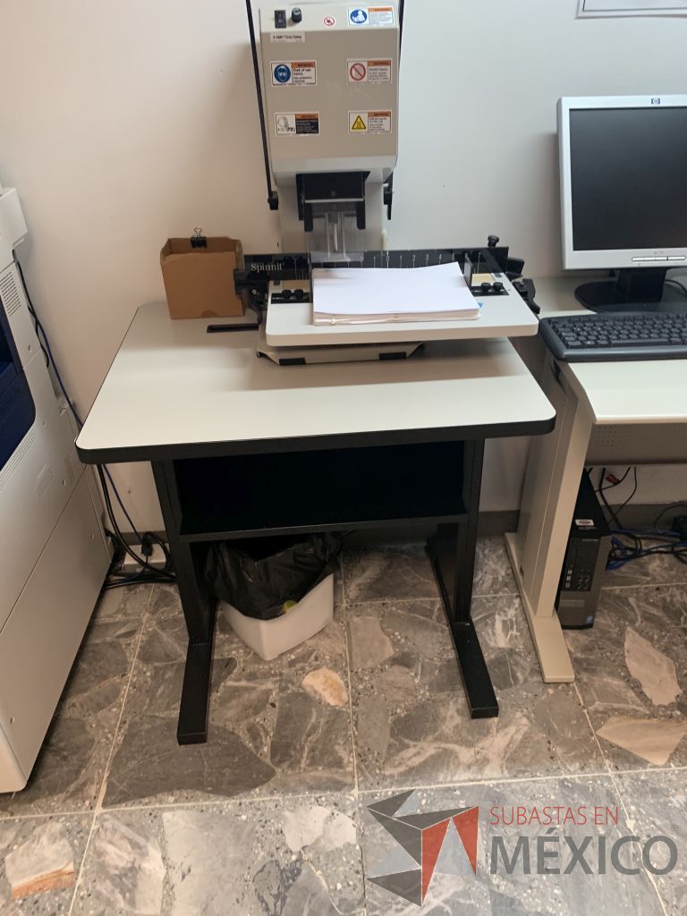 Lote 022 - Escritorio con base de metálica y mesa de apoyo con base de metálica - Imagen 4