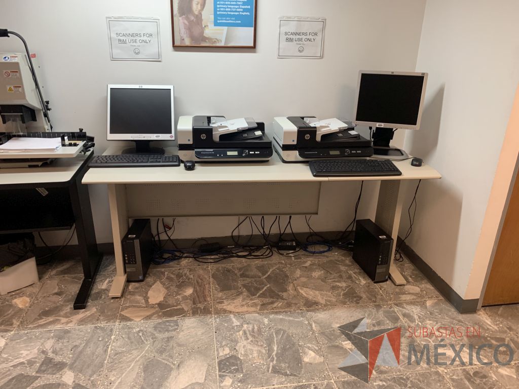 Lote 022 - Escritorio con base de metálica y mesa de apoyo con base de metálica