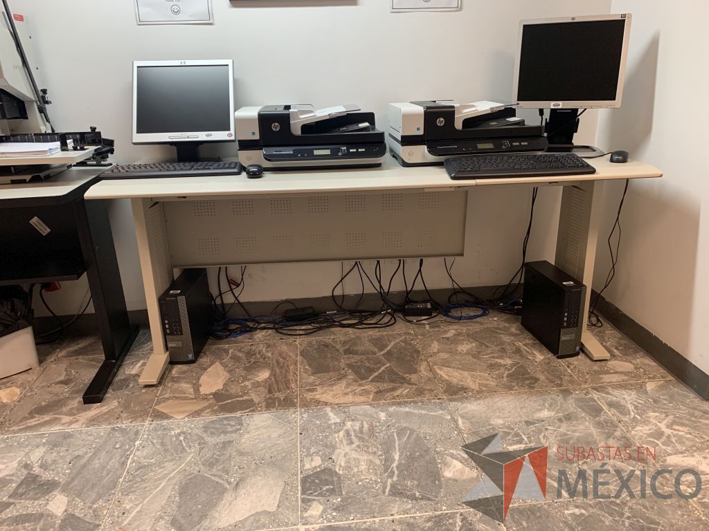 Lote 022 - Escritorio con base de metálica y mesa de apoyo con base de metálica - Imagen 6