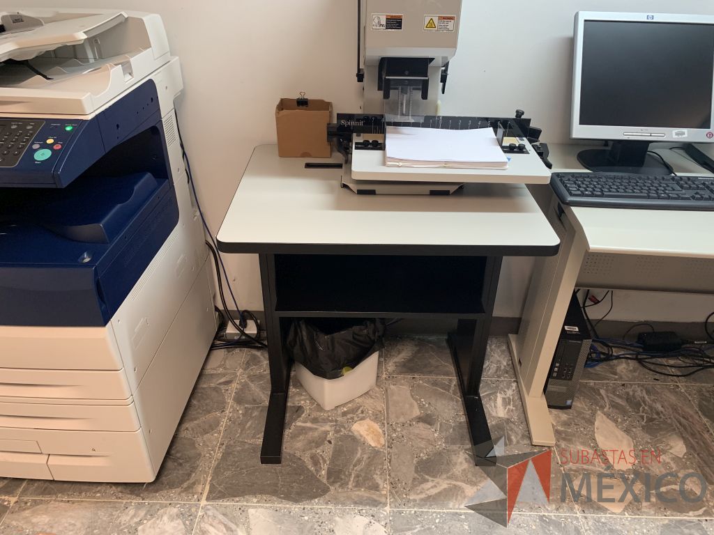 Lote 022 - Escritorio con base de metálica y mesa de apoyo con base de metálica - Imagen 8