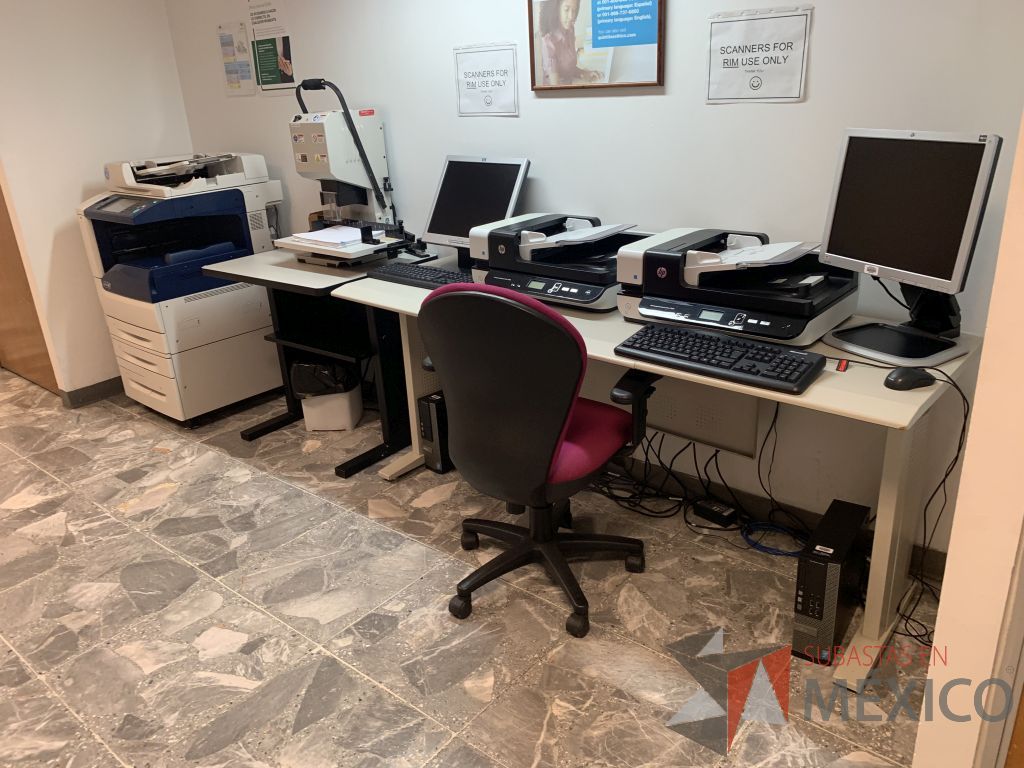 Lote 022 - Escritorio con base de metálica y mesa de apoyo con base de metálica - Imagen 9