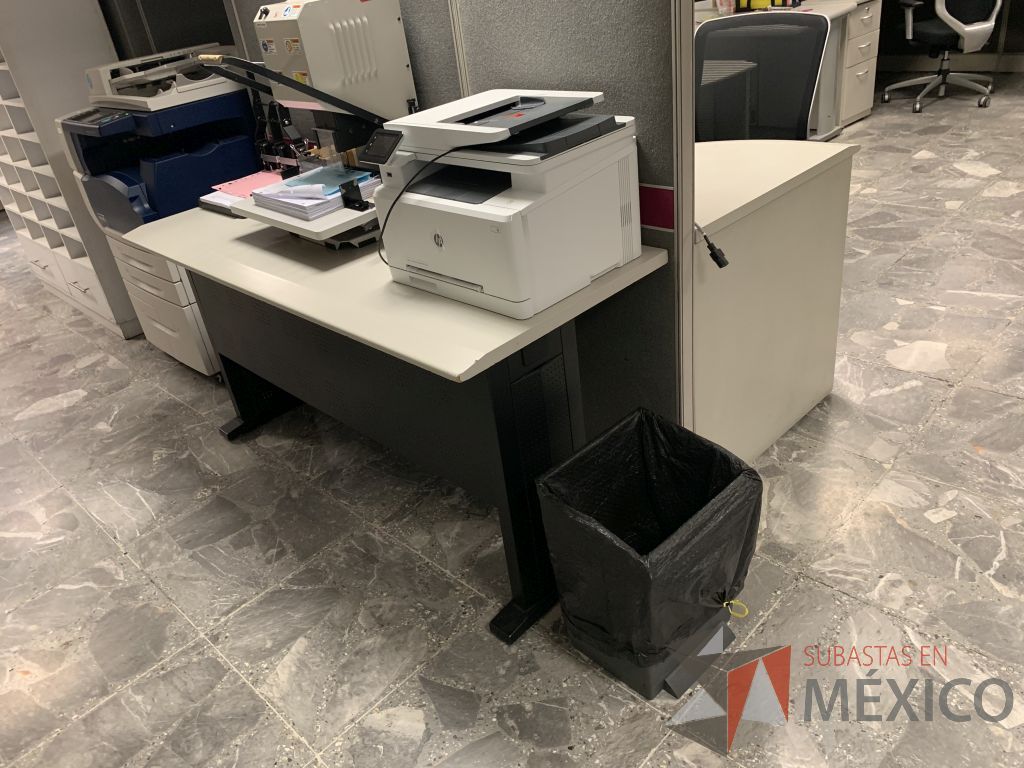 Lote 022 - Escritorio con base de metálica y mesa de apoyo con base de metálica - Imagen 10
