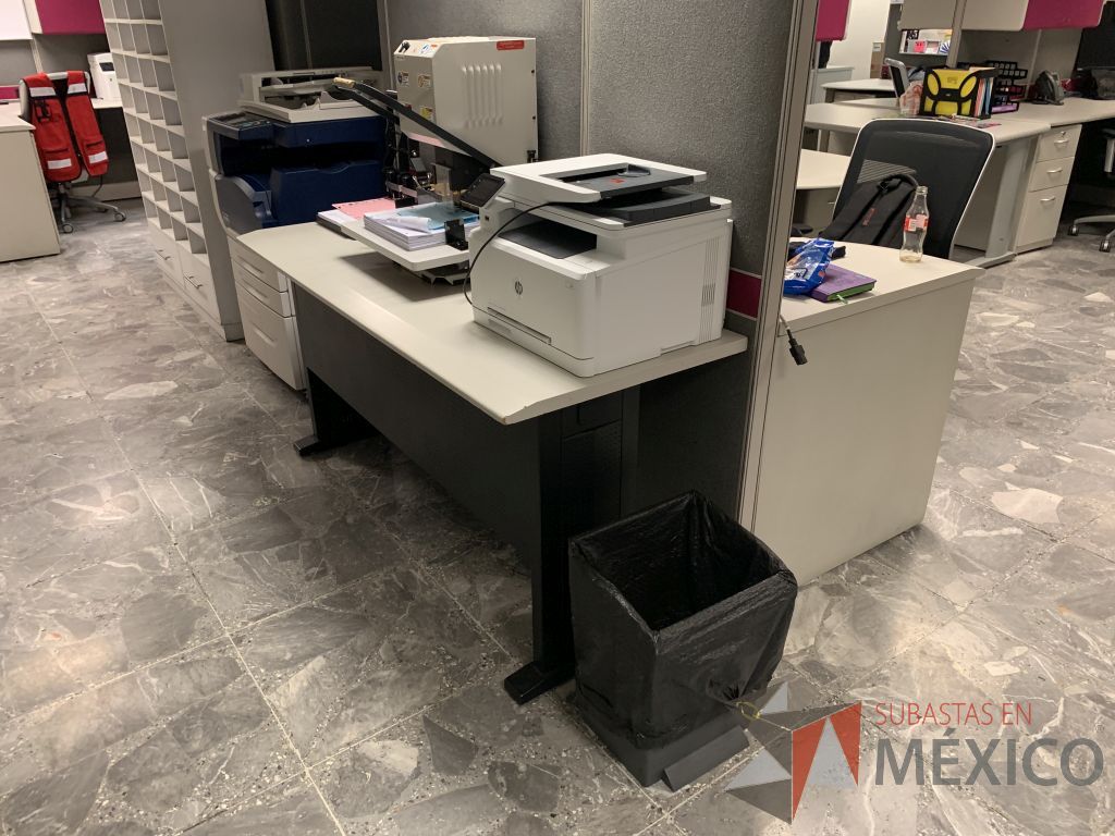 Lote 022 - Escritorio con base de metálica y mesa de apoyo con base de metálica - Imagen 12