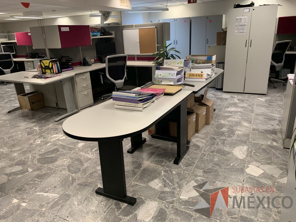 Lote 022 - Escritorio con base de metálica y mesa de apoyo con base de metálica - Imagen 13