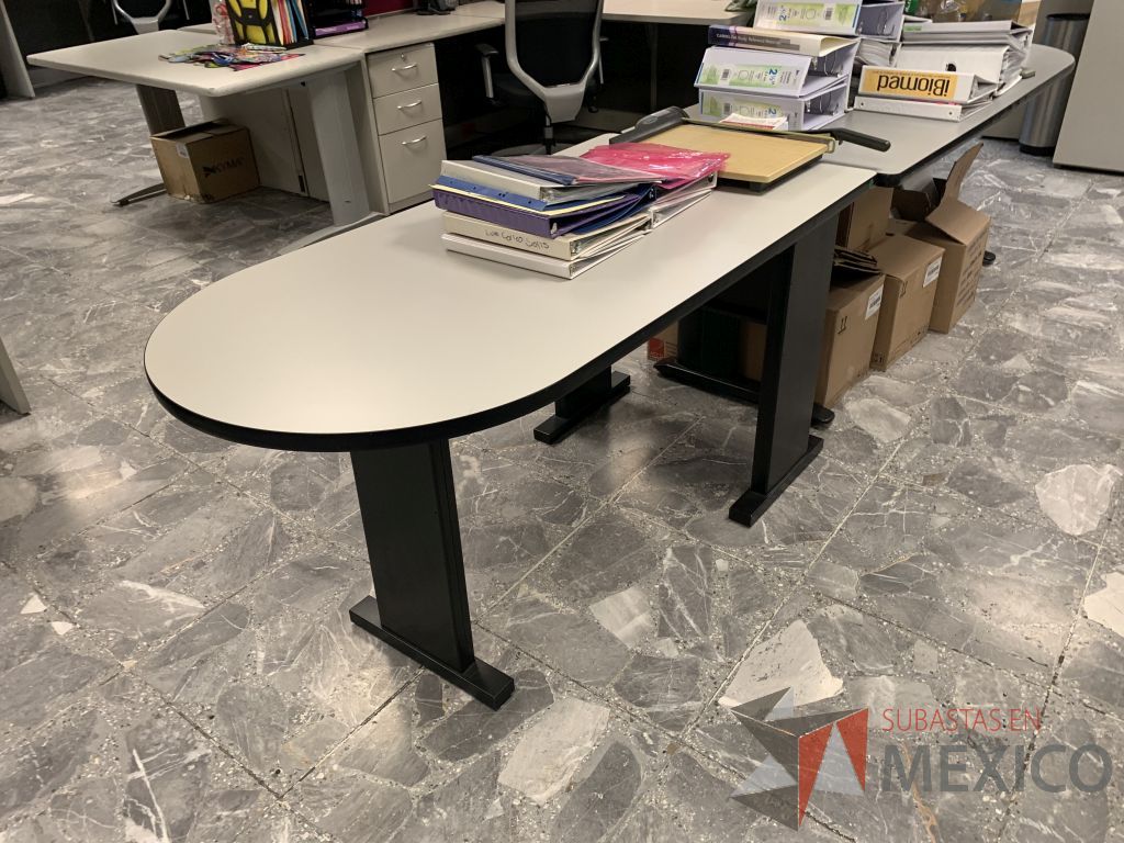 Lote 022 - Escritorio con base de metálica y mesa de apoyo con base de metálica - Imagen 14