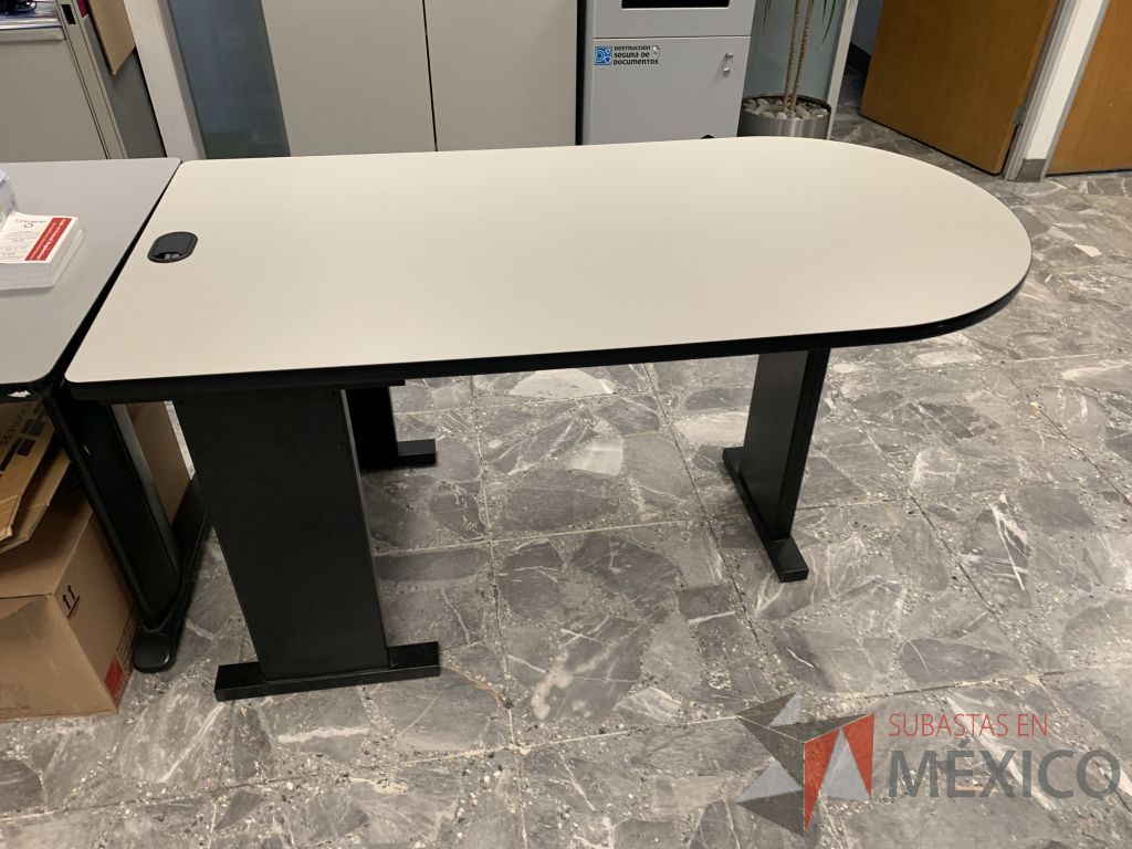 Lote 022 - Escritorio con base de metálica y mesa de apoyo con base de metálica - Imagen 15