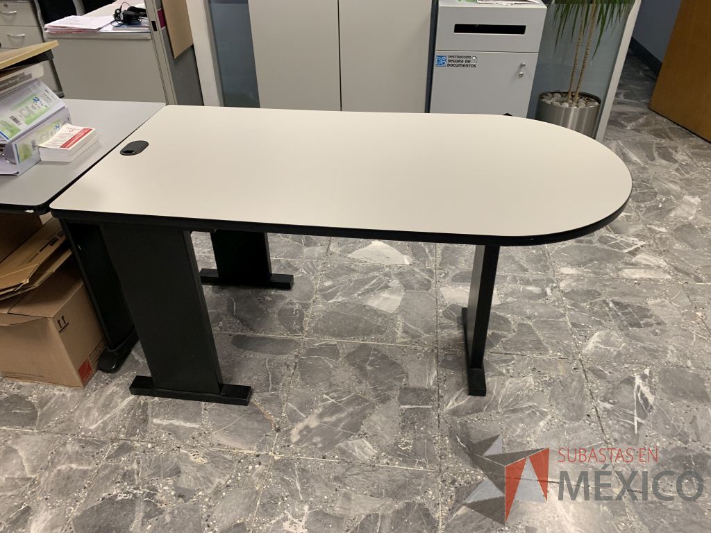 Lote 022 - Escritorio con base de metálica y mesa de apoyo con base de metálica - Imagen 16