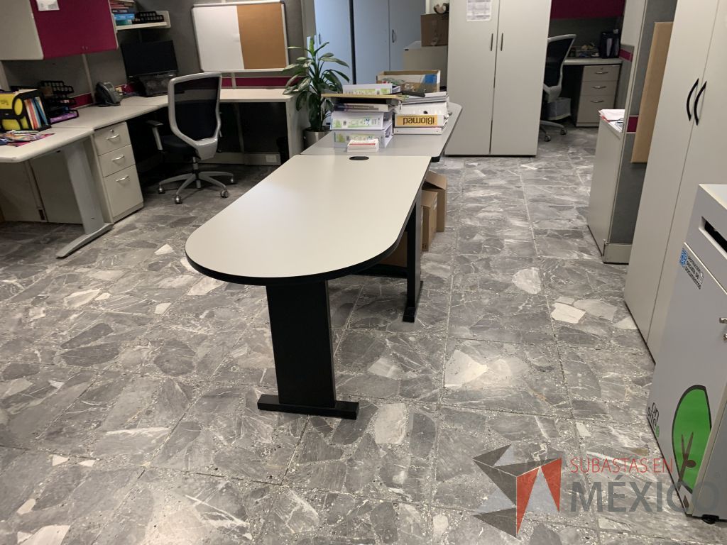 Lote 022 - Escritorio con base de metálica y mesa de apoyo con base de metálica - Imagen 17