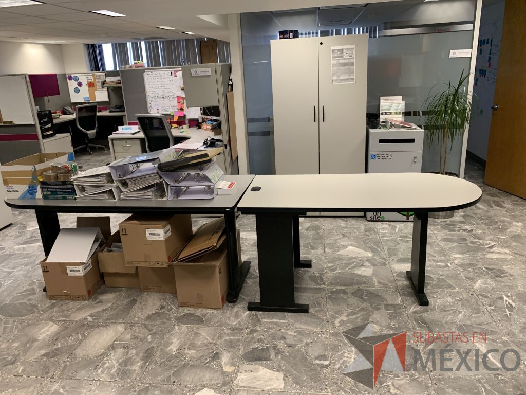 Lote 022 - Escritorio con base de metálica y mesa de apoyo con base de metálica - Imagen 18