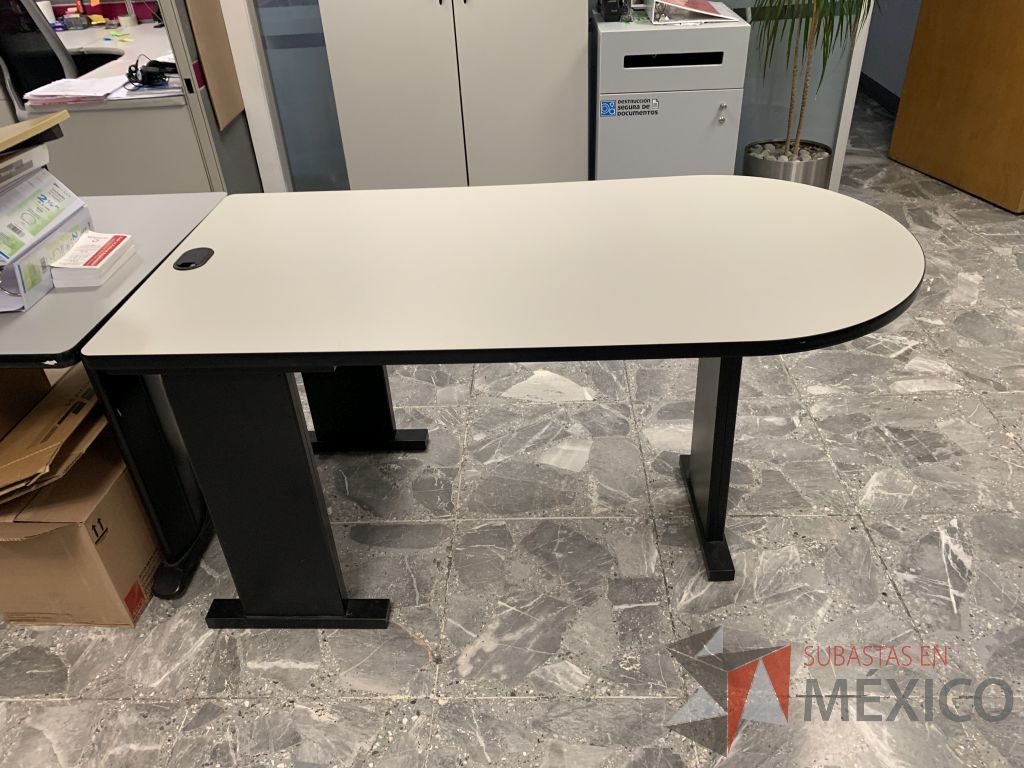 Lote 022 - Escritorio con base de metálica y mesa de apoyo con base de metálica - Imagen 19