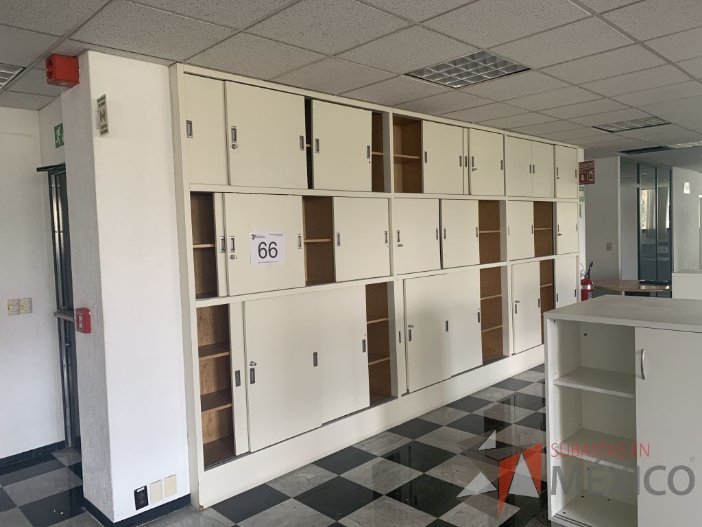 Lote 024 - Gabinete de madera empotrado color blanco con 24 puertas y 6 entrepaños.