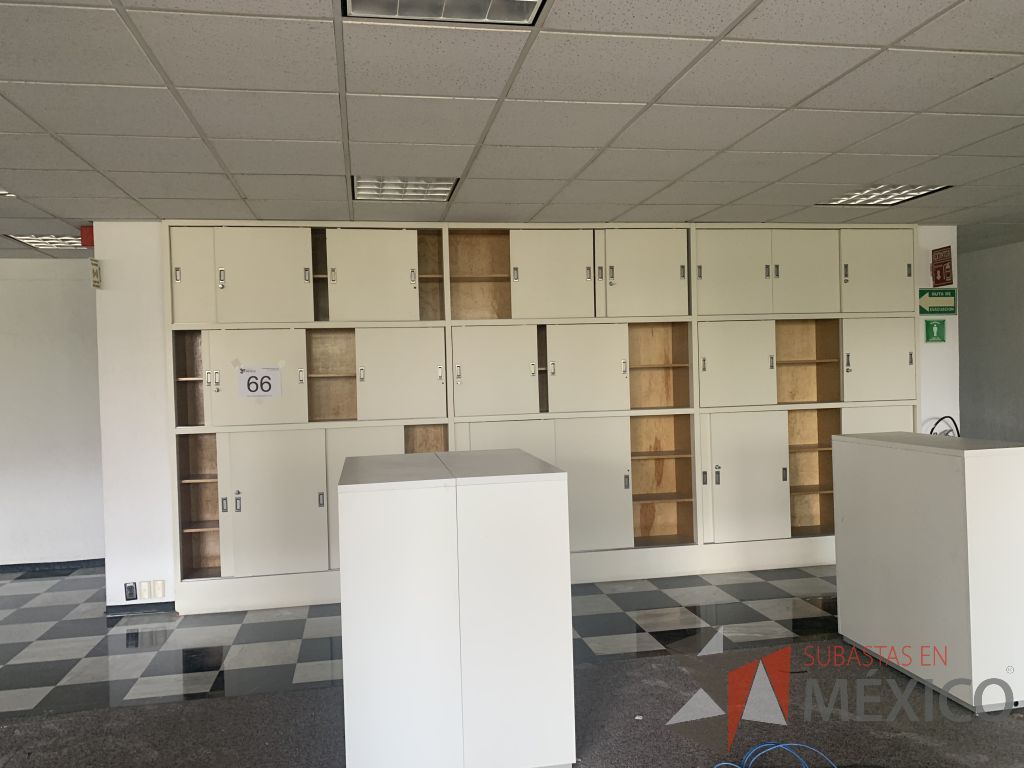 Lote 024 - Gabinete de madera empotrado color blanco con 24 puertas y 6 entrepaños. - Imagen 2