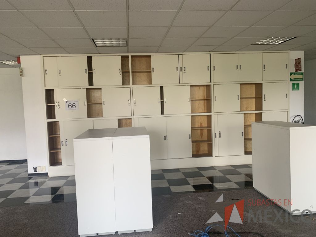 Lote 024 - Gabinete de madera empotrado color blanco con 24 puertas y 6 entrepaños. - Imagen 3