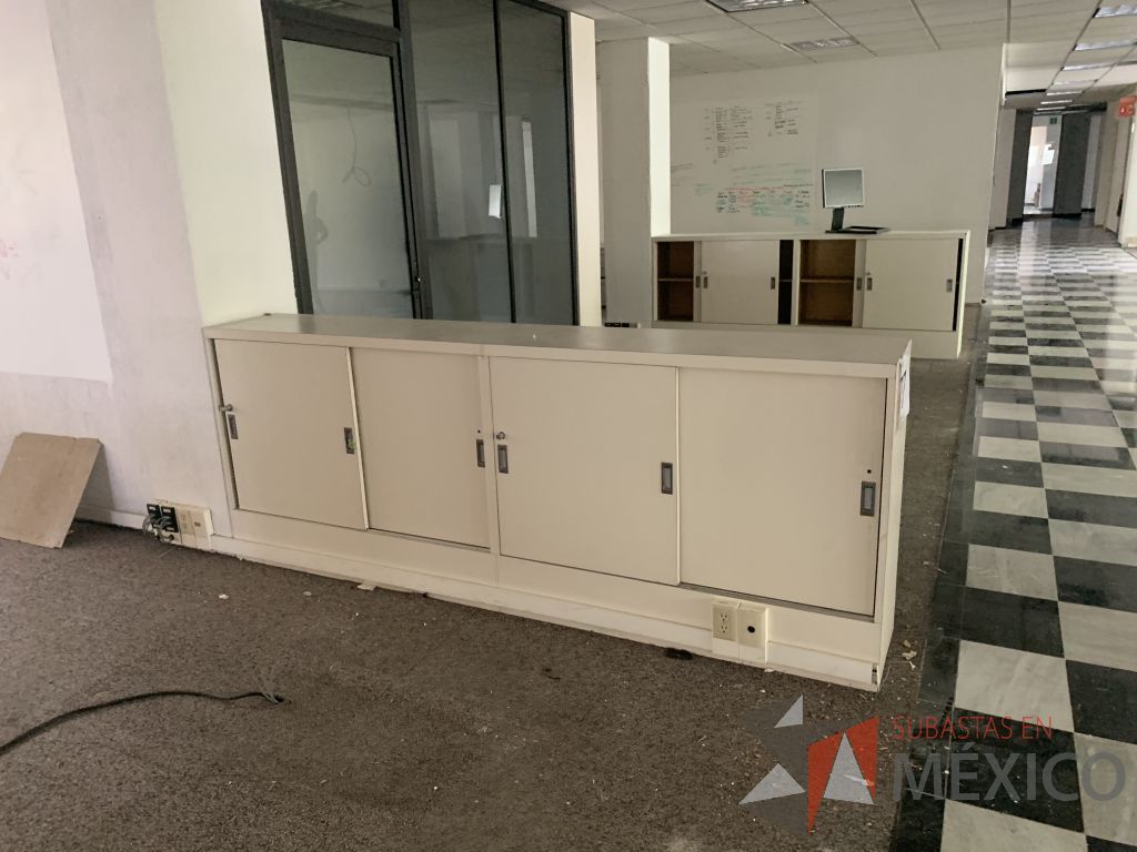 Lote 001 - 2 Gabinetes de madera en color blanco de 4 puertas corredizas y 1 entrepaño.