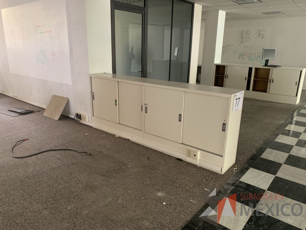Lote 001 - 2 Gabinetes de madera en color blanco de 4 puertas corredizas y 1 entrepaño. - Imagen 3