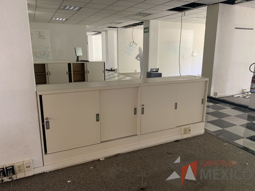 Lote 001 - 2 Gabinetes de madera en color blanco de 4 puertas corredizas y 1 entrepaño. - Imagen 4