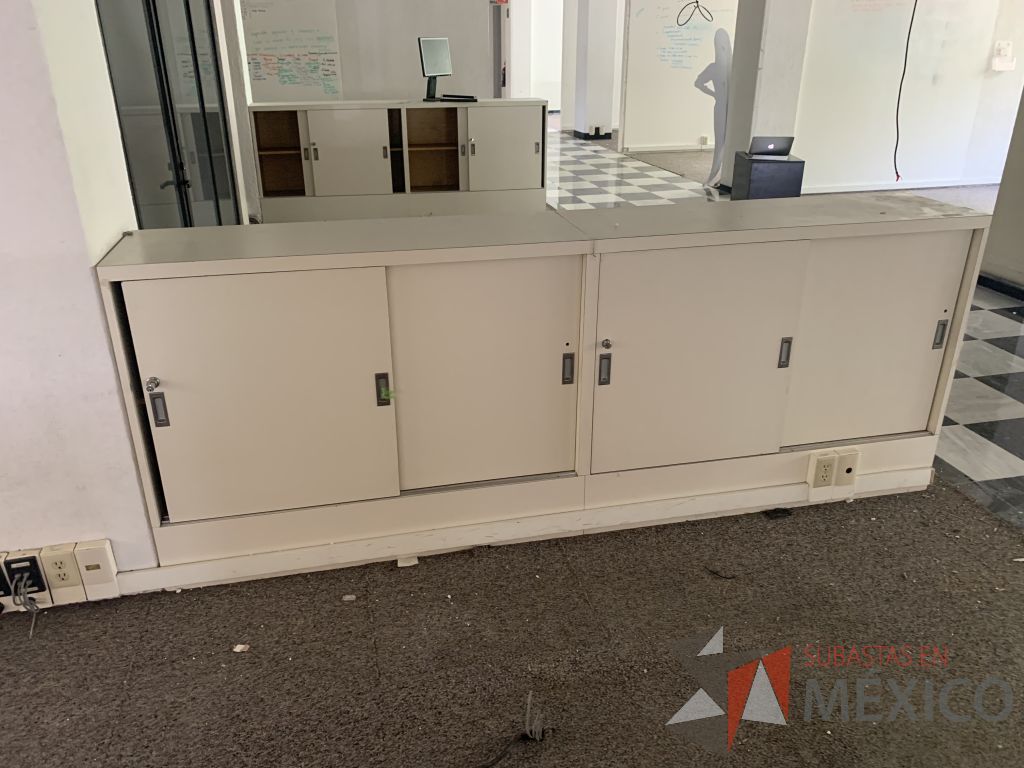 Lote 001 - 2 Gabinetes de madera en color blanco de 4 puertas corredizas y 1 entrepaño. - Imagen 5