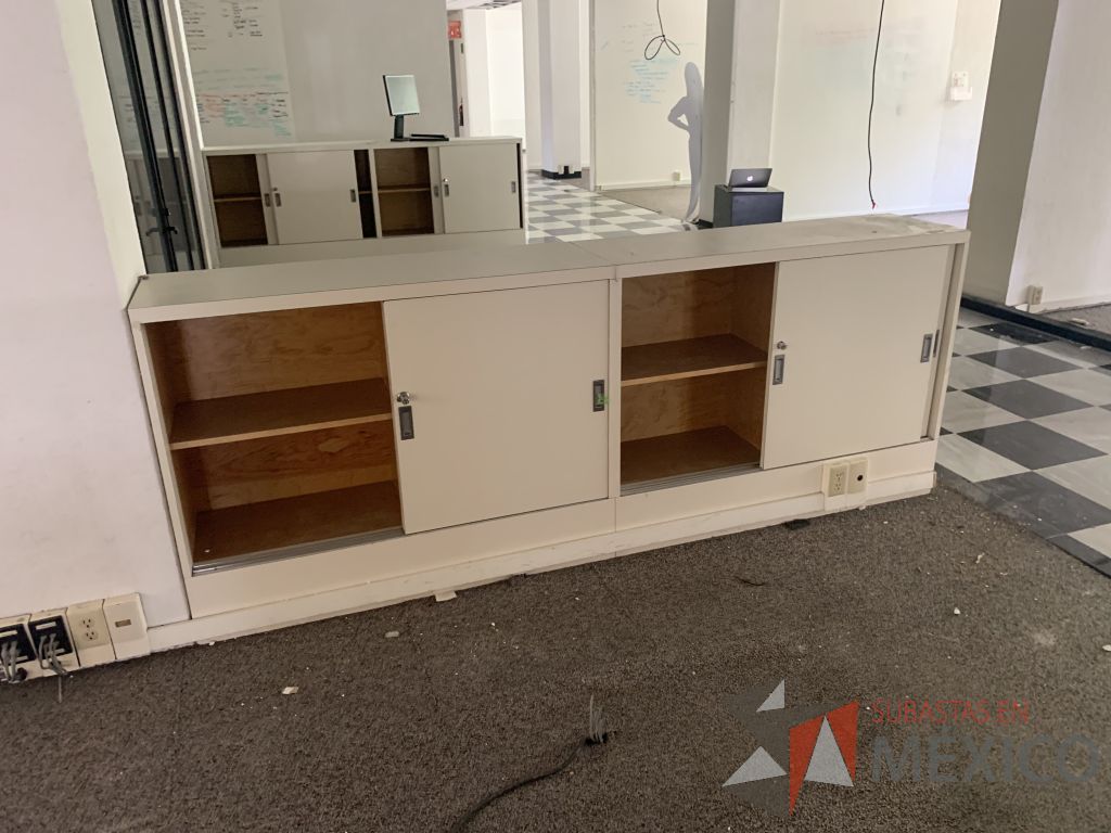 Lote 001 - 2 Gabinetes de madera en color blanco de 4 puertas corredizas y 1 entrepaño. - Imagen 6
