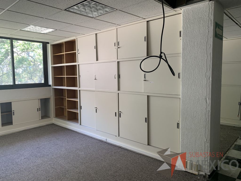 Lote 029 - Gabinete de madera empotrado color blanco con 12 puertas y 12 entrepaños. - Imagen 2