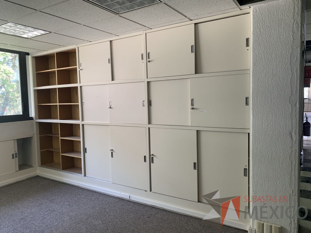 Lote 029 - Gabinete de madera empotrado color blanco con 12 puertas y 12 entrepaños. - Imagen 3