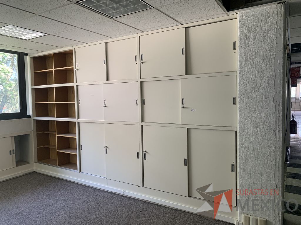 Lote 029 - Gabinete de madera empotrado color blanco con 12 puertas y 12 entrepaños.