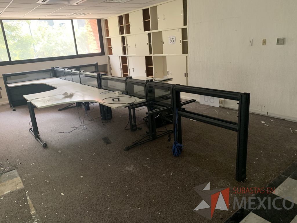 Lote 030 - Estación de trabajo con una parte desarmada para 8 personas con cubierta color blanco - Imagen 2