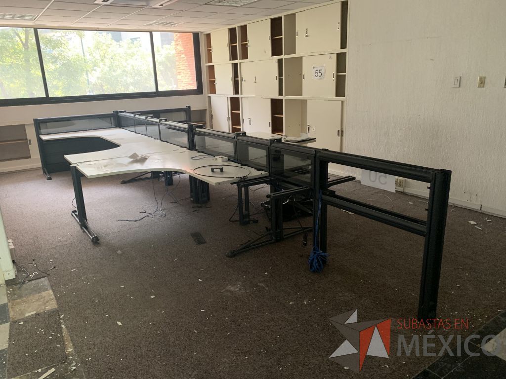 Lote 030 - Estación de trabajo con una parte desarmada para 8 personas con cubierta color blanco - Imagen 3