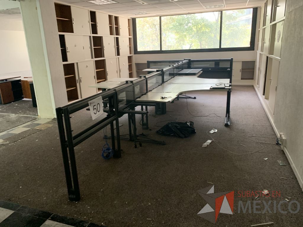 Lote 030 - Estación de trabajo con una parte desarmada para 8 personas con cubierta color blanco - Imagen 4
