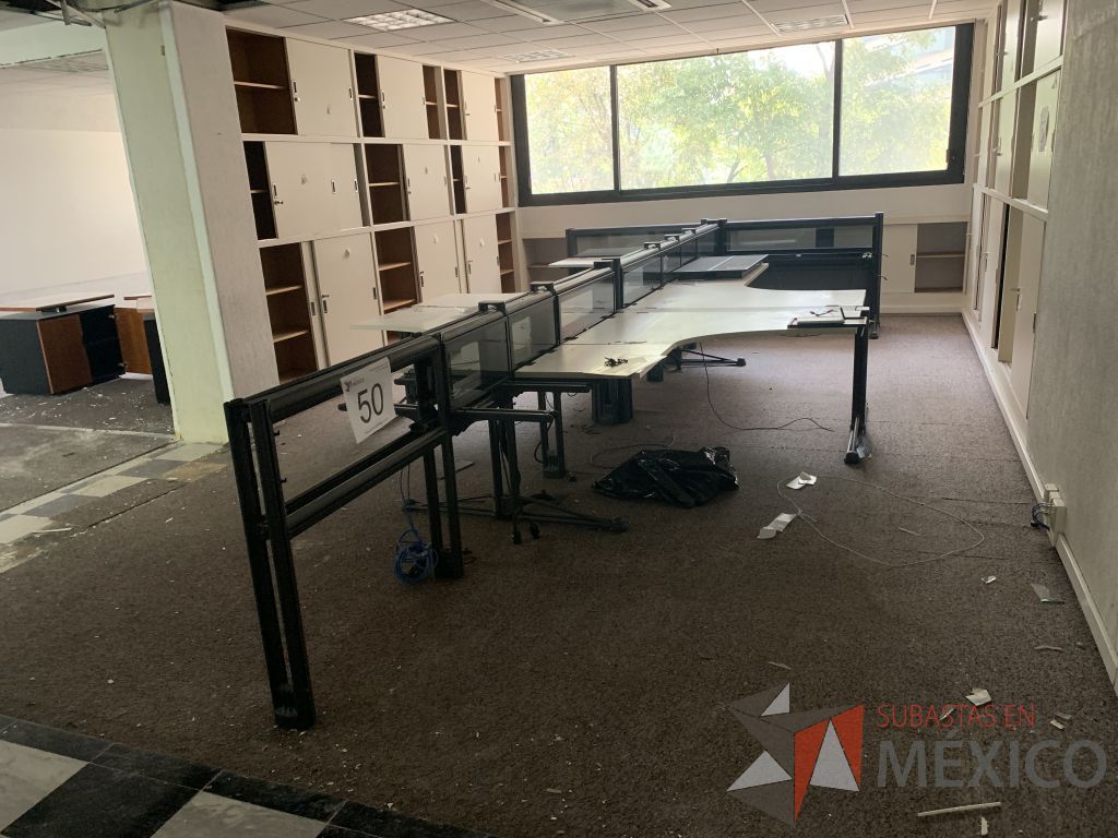 Lote 030 - Estación de trabajo con una parte desarmada para 8 personas con cubierta color blanco