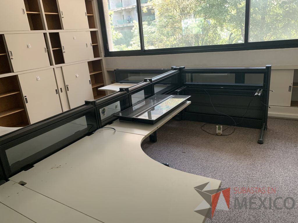 Lote 030 - Estación de trabajo con una parte desarmada para 8 personas con cubierta color blanco - Imagen 5