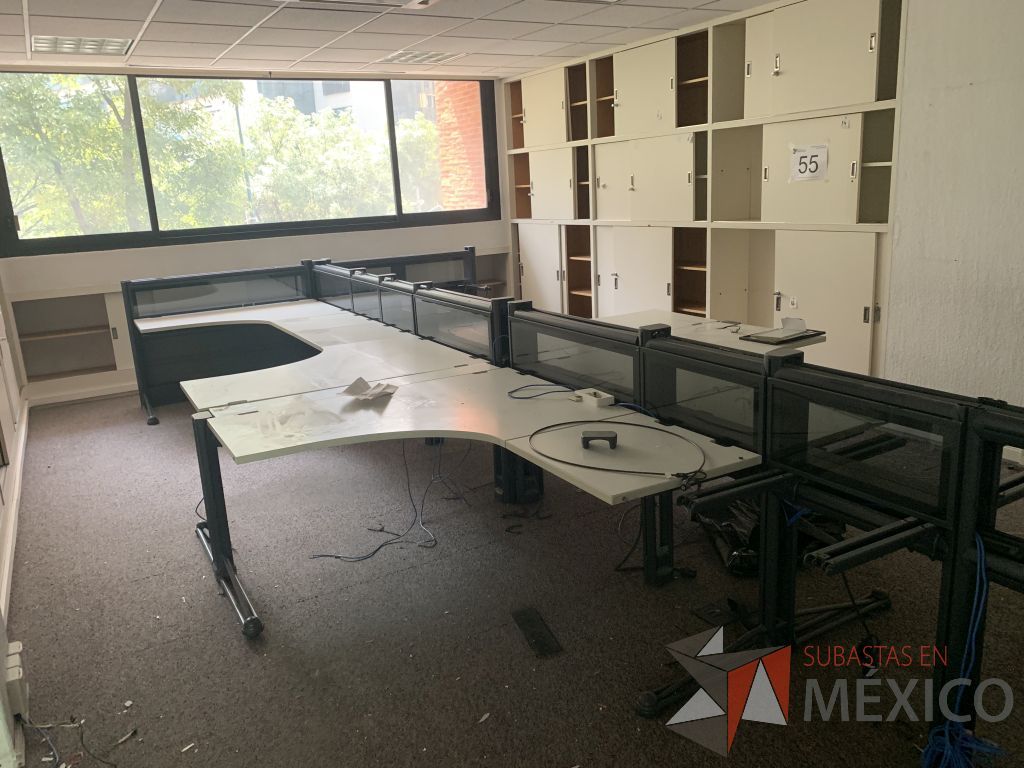 Lote 030 - Estación de trabajo con una parte desarmada para 8 personas con cubierta color blanco - Imagen 6