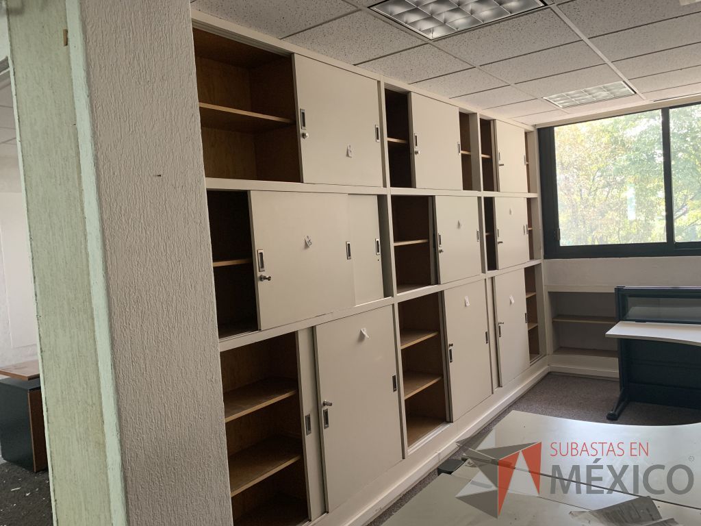 Lote 031 - 2 Gabinetes de madera empotrado color blanco con 18 puertas y 6 entrepaños - Imagen 2