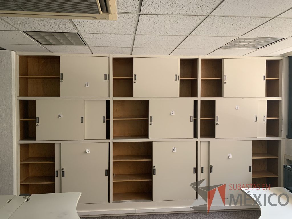 Lote 031 - 2 Gabinetes de madera empotrado color blanco con 18 puertas y 6 entrepaños - Imagen 4