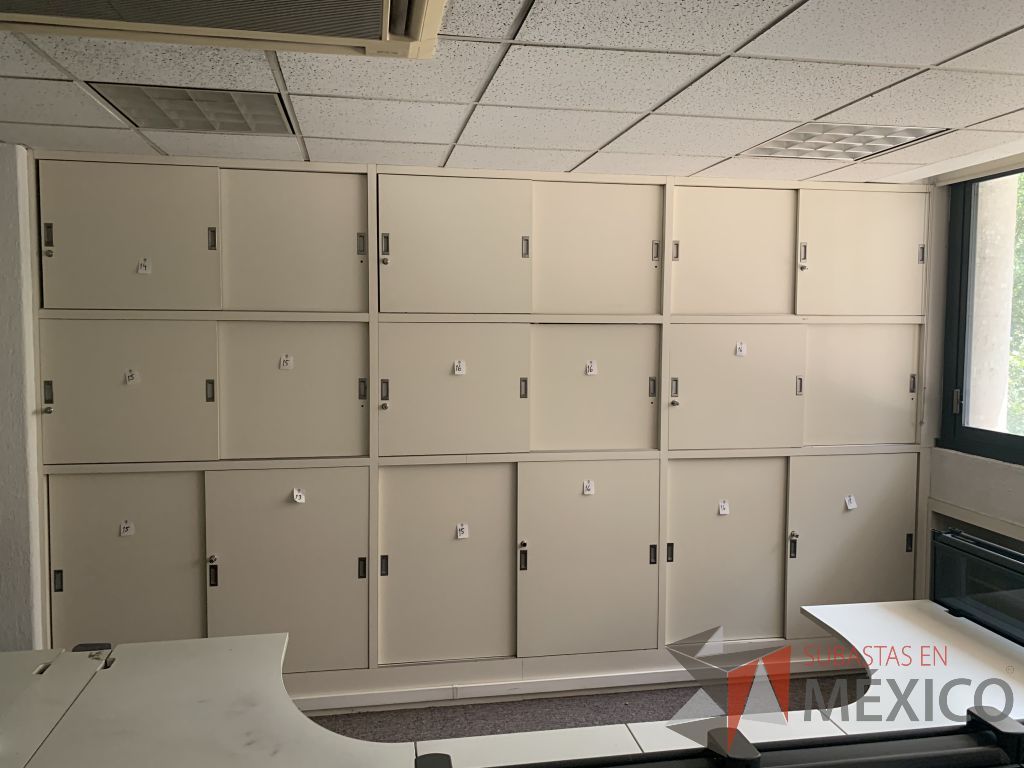 Lote 031 - 2 Gabinetes de madera empotrado color blanco con 18 puertas y 6 entrepaños