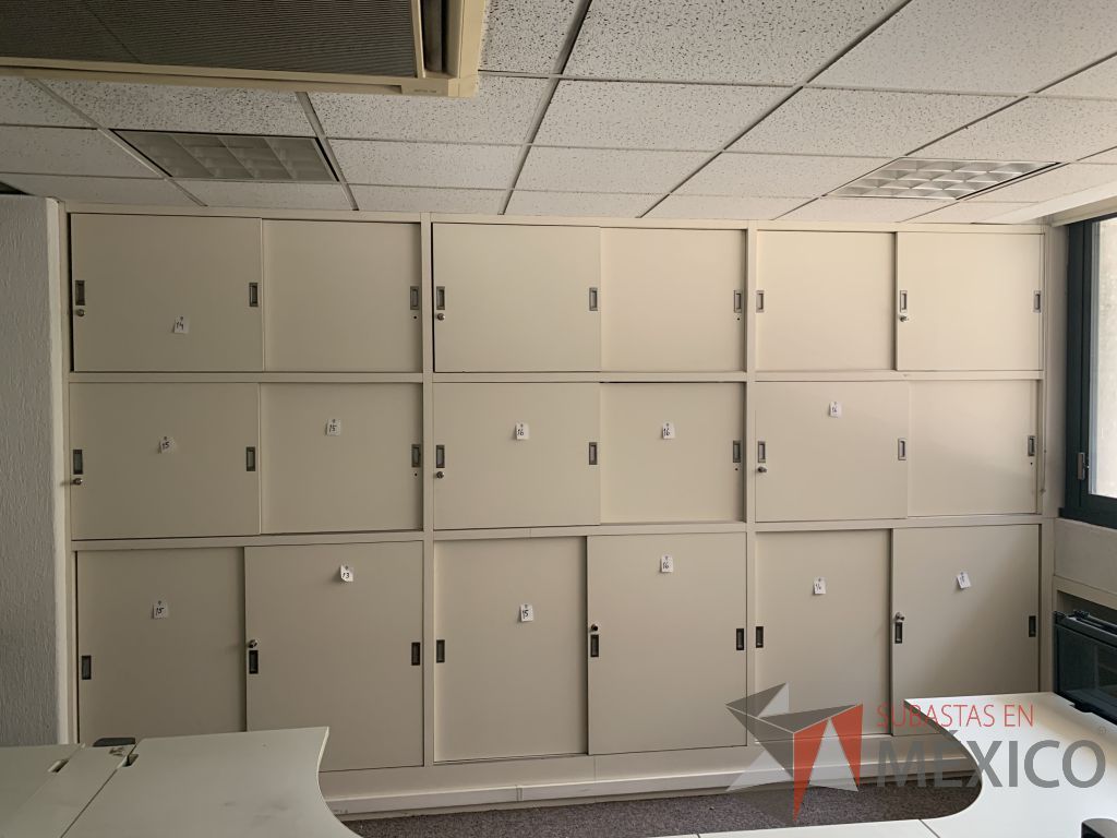 Lote 031 - 2 Gabinetes de madera empotrado color blanco con 18 puertas y 6 entrepaños - Imagen 5
