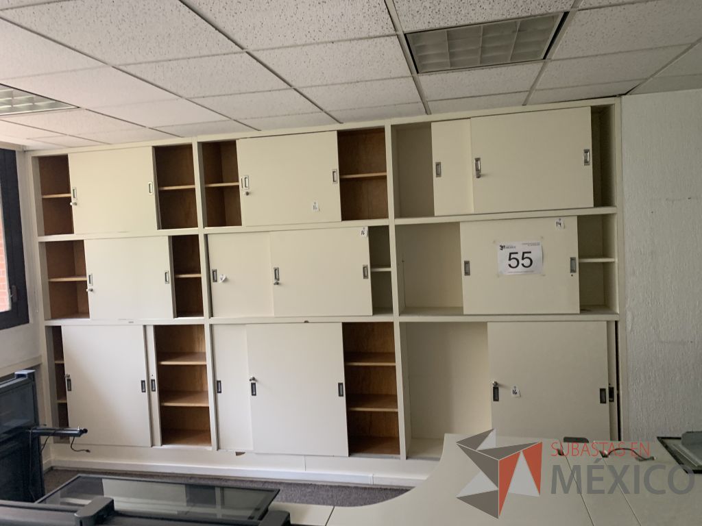 Lote 031 - 2 Gabinetes de madera empotrado color blanco con 18 puertas y 6 entrepaños - Imagen 6
