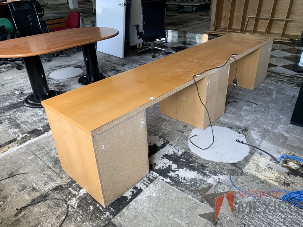 Lote 009 - Estación de trabajo para 2 personas con 3 archiveros de pedestal de 3 cajones y orificio para cables. - Imagen 3