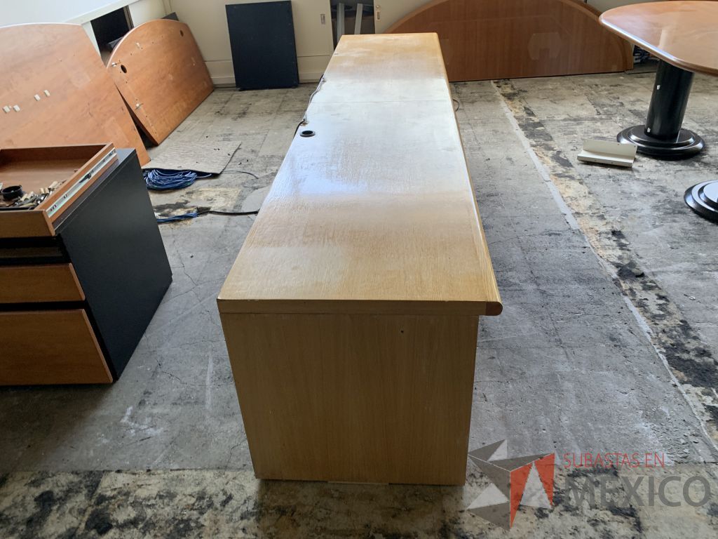 Lote 009 - Estación de trabajo para 2 personas con 3 archiveros de pedestal de 3 cajones y orificio para cables. - Imagen 4