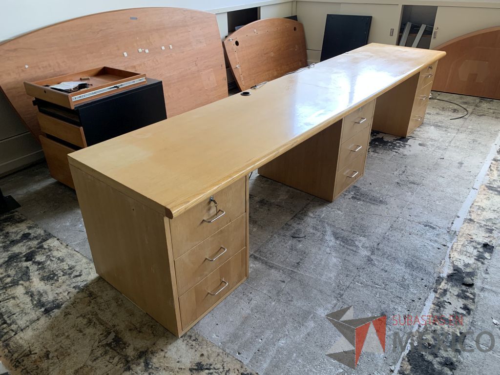 Lote 009 - Estación de trabajo para 2 personas con 3 archiveros de pedestal de 3 cajones y orificio para cables. - Imagen 5