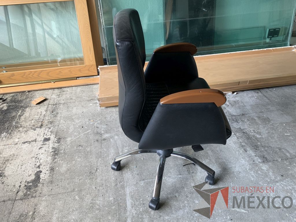 Lote 010 - 4 Sillas ejecutivas con descansabrazos fijos de madera, ruedas, asiento y respaldo en color negro tipo piel. - Imagen 5