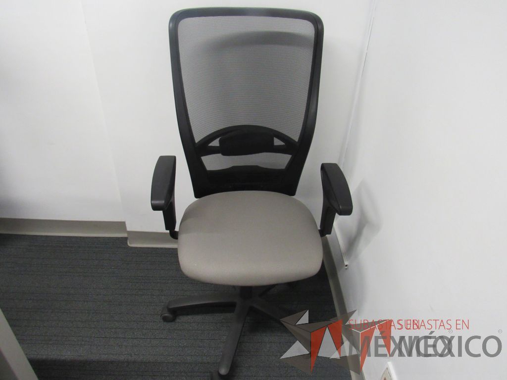 Lote 415 - Silla ejecutiva con respaldo en malla, asiento de tela color gris, descansabrazos y ruedas