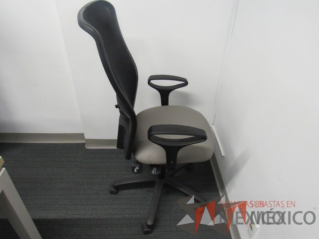 Lote 415 - Silla ejecutiva con respaldo en malla, asiento de tela color gris, descansabrazos y ruedas - Imagen 4